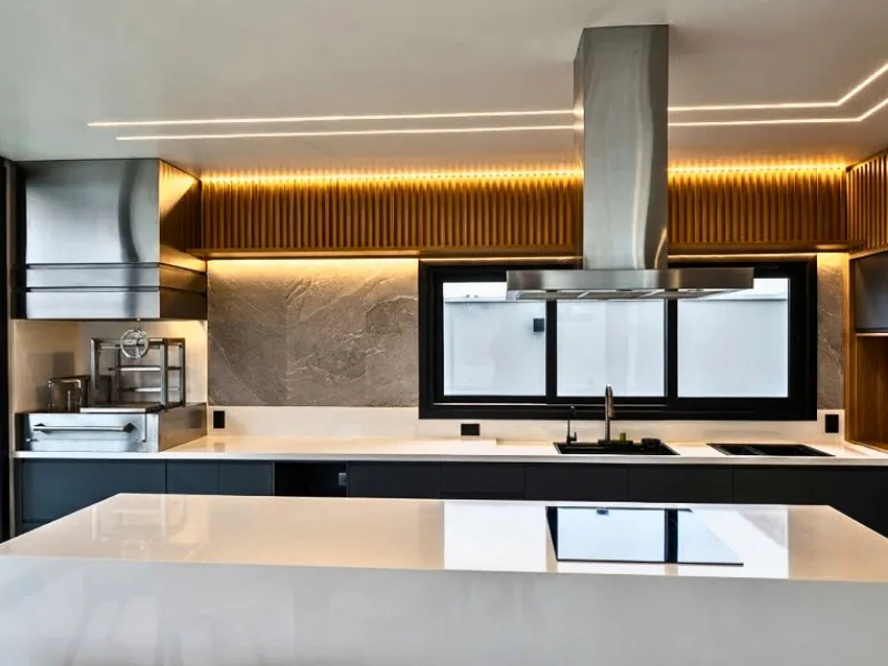 Coifa de ilha sob medida instalada com iluminação e acabamento refinado em área gourmet