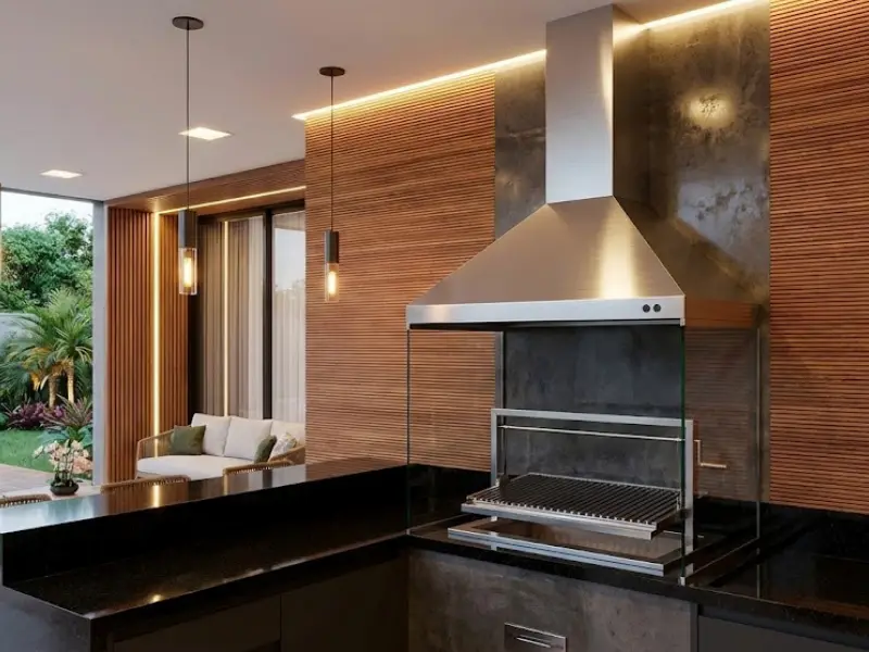 Coifa para cozinha de parede sob medida em inox com acabamento premium instalada em ambiente planejado